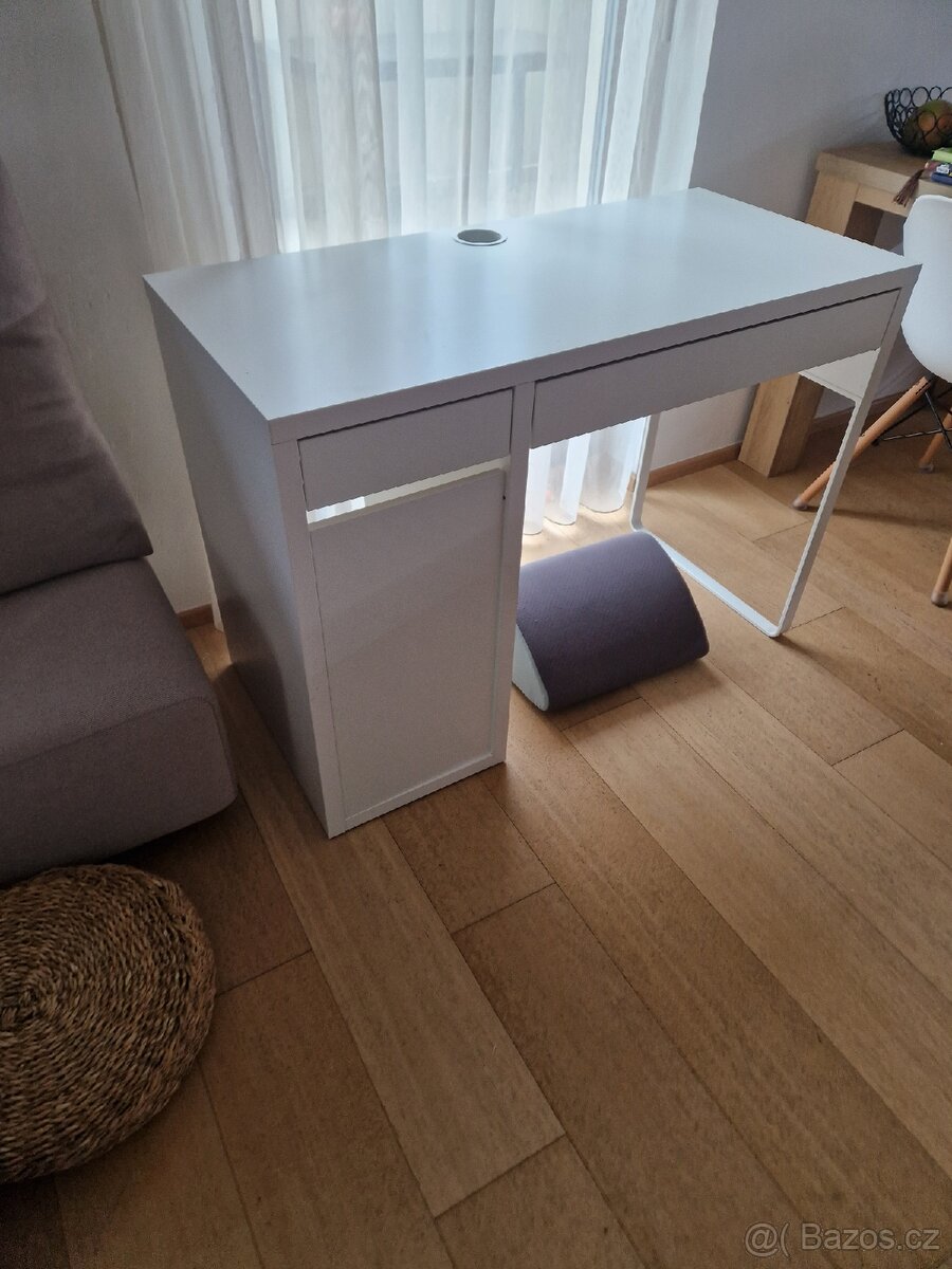 Stůl ikea Micke + podnožka + otočná židle s podsedákem - 2