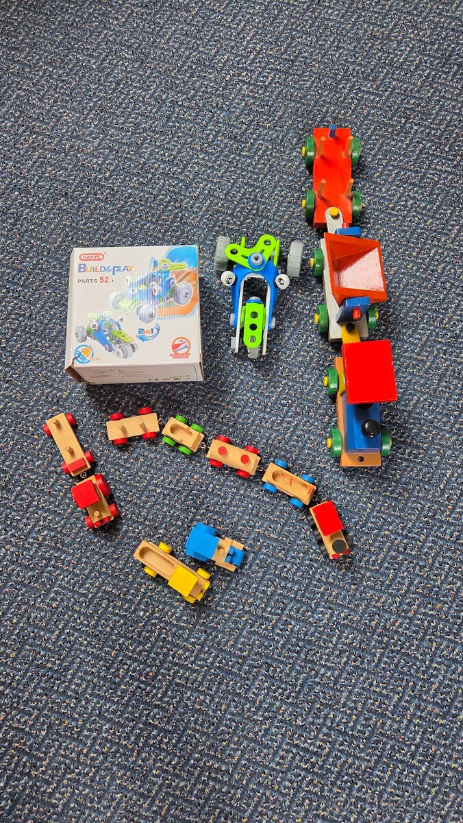 Dřevené hračky vlak atd. - 2