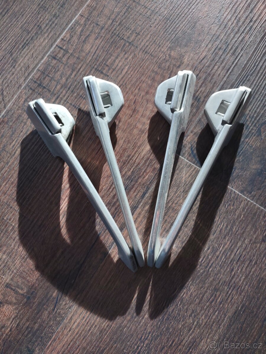 Skoda 100 - kliky dveri vnejsi - 2