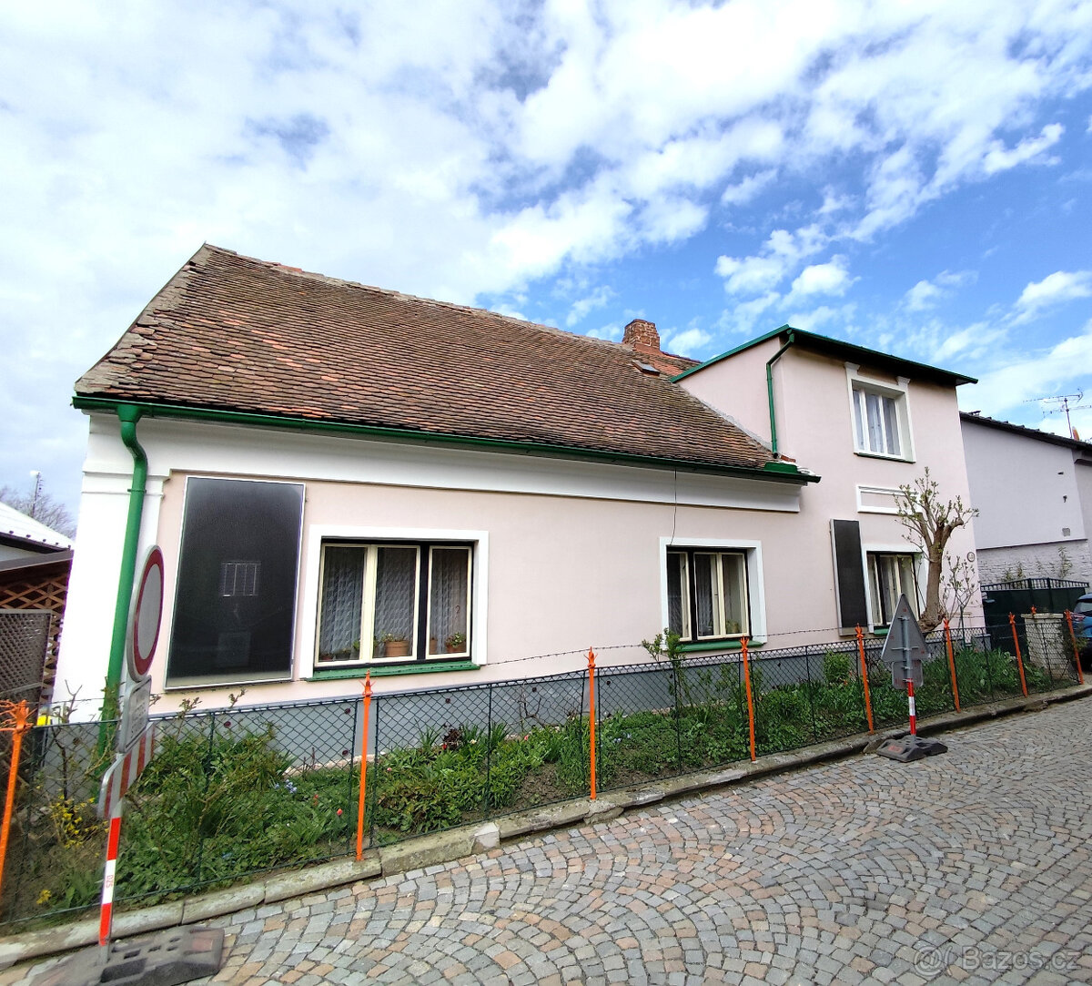 prodej 1/2 Domu + velká zahrada a garáž k tomu. - 2