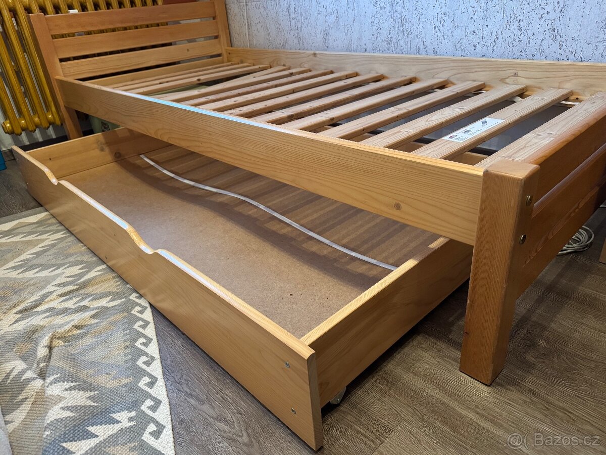 Dvě postele z masivu (s rošty, matracemi a šuplíkem) - 2