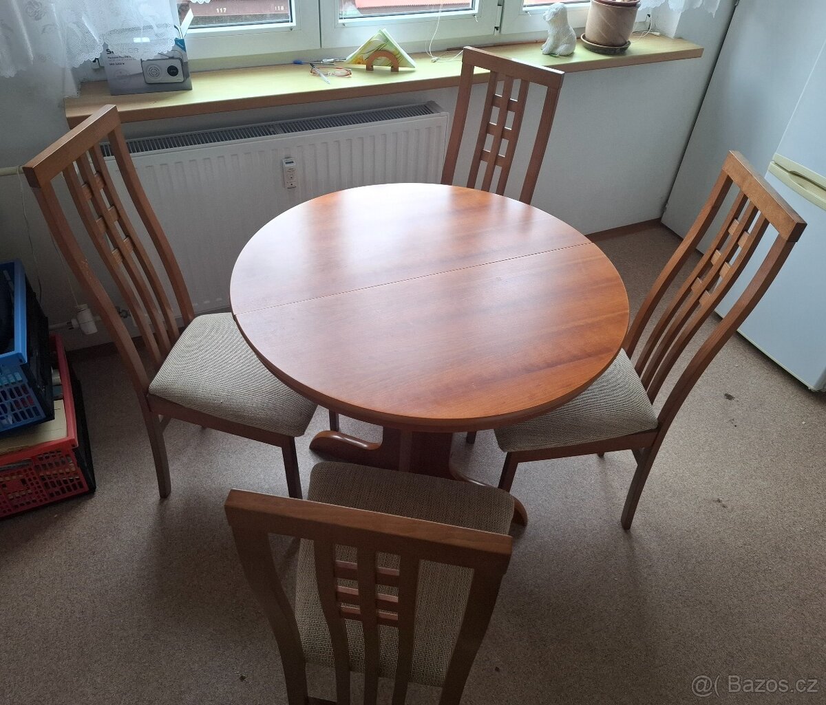 Prodám jídelní kulatý stůl, průměr 90 cm + 4 židle, velmi pě - 2