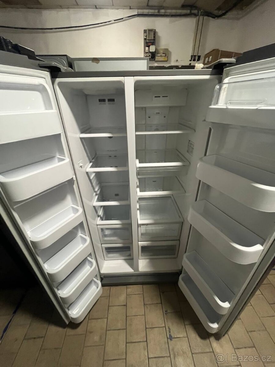 Americká lednice SAMSUNG – šedá - 2