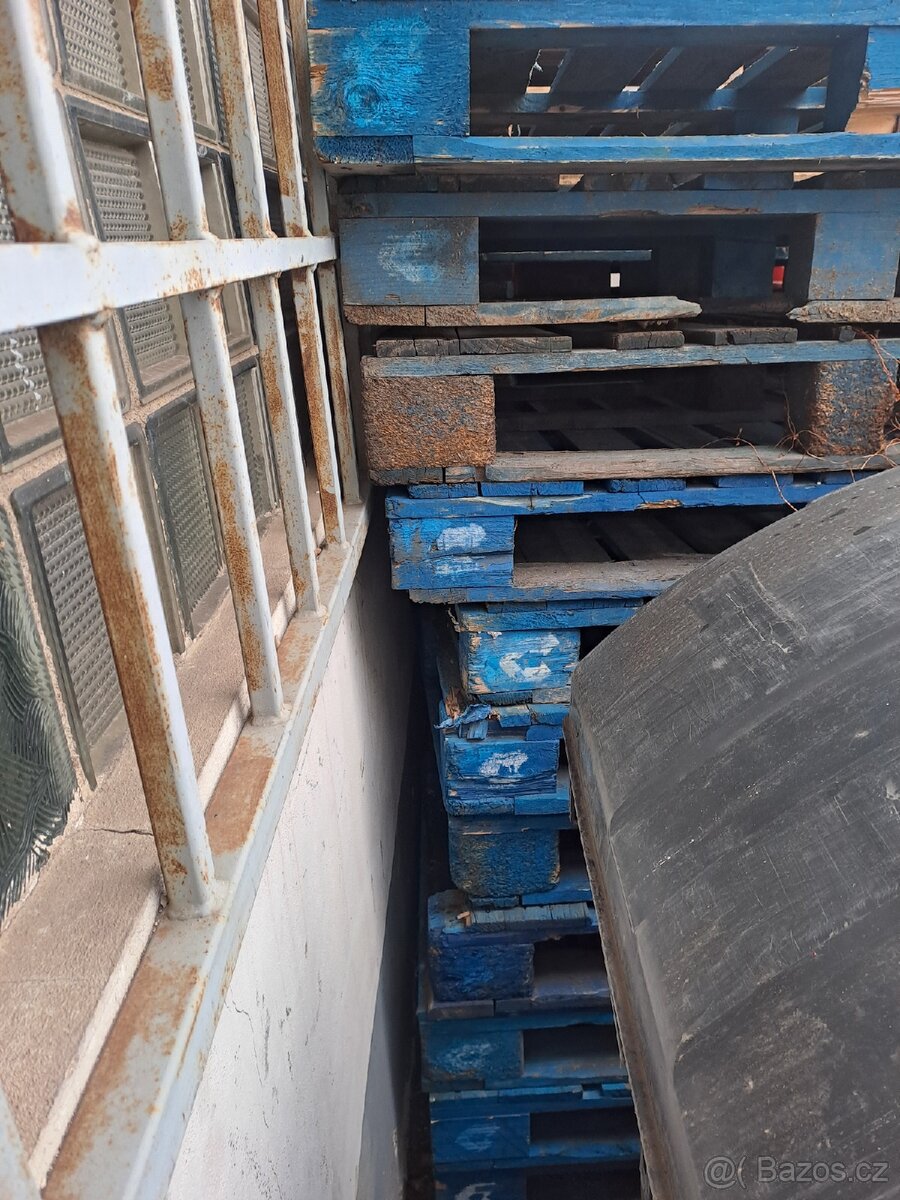 Barevné palety za odvoz - 2