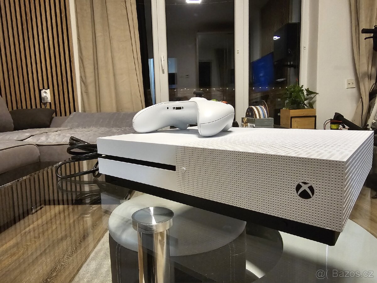 Xbox one s 1TB + ovladač - 2