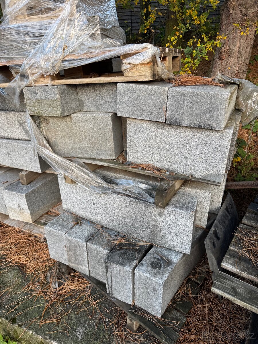Žulové obrubníky a bloky CENA ZA VŠE NA FOTO - ASI 12 PALET - 2