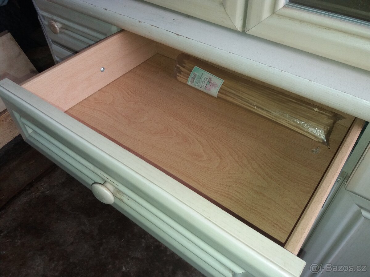 Prosklená vitrína/komoda - 2