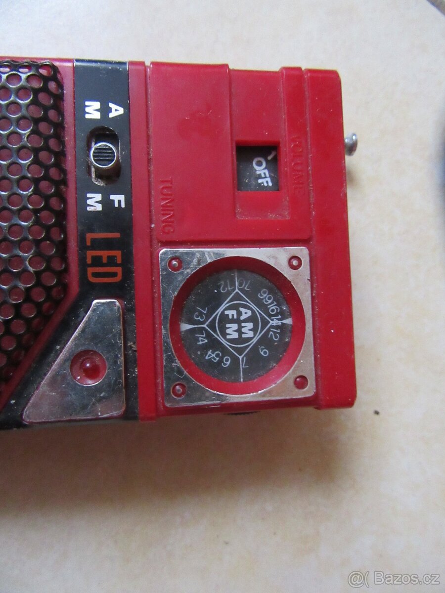 Nabízím kapesní retro radio Internacional. Nefunkční. Chybí - 2