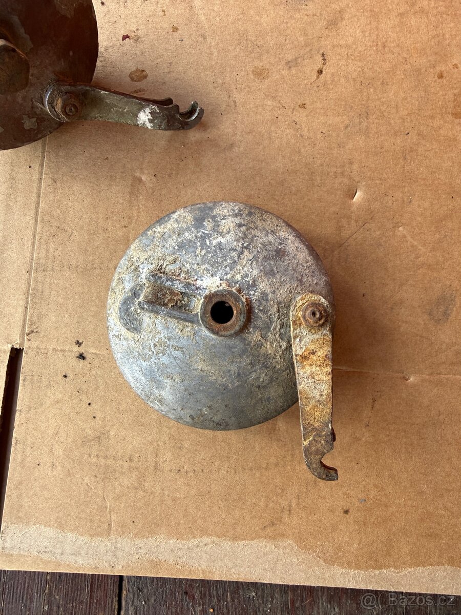 Jawa 550 - brzdové štíty - 2