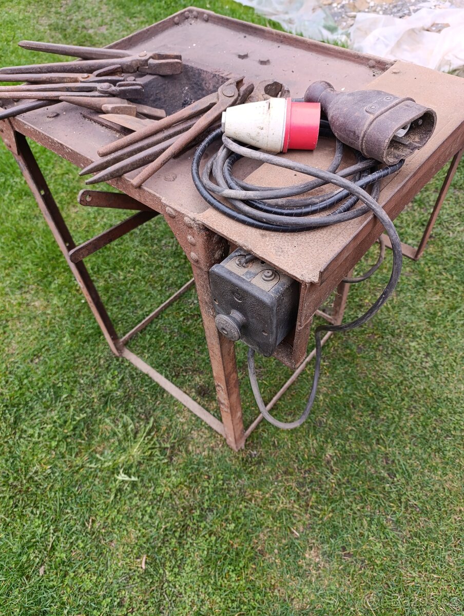 Kovářská výheň+příslušenství - 2