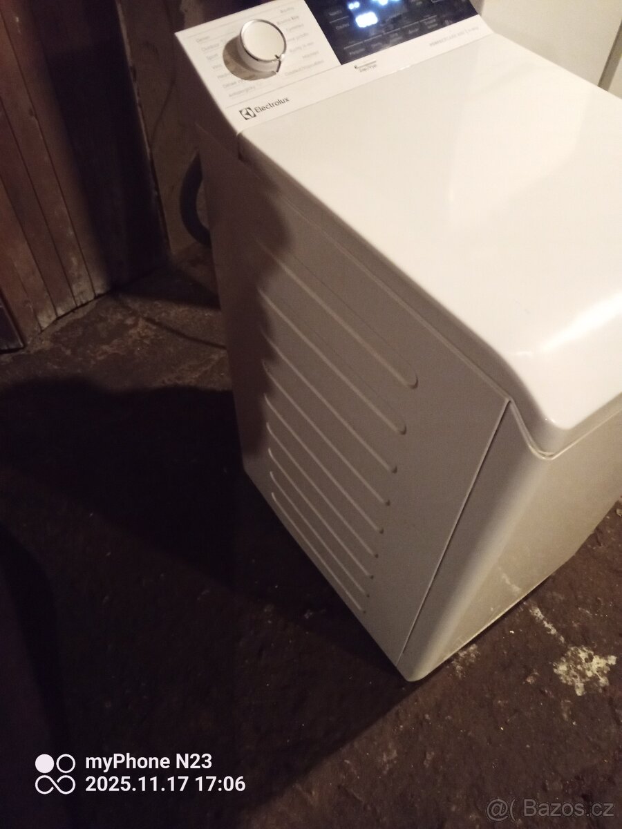 Vrchem plněná pračka Electrolux - 2