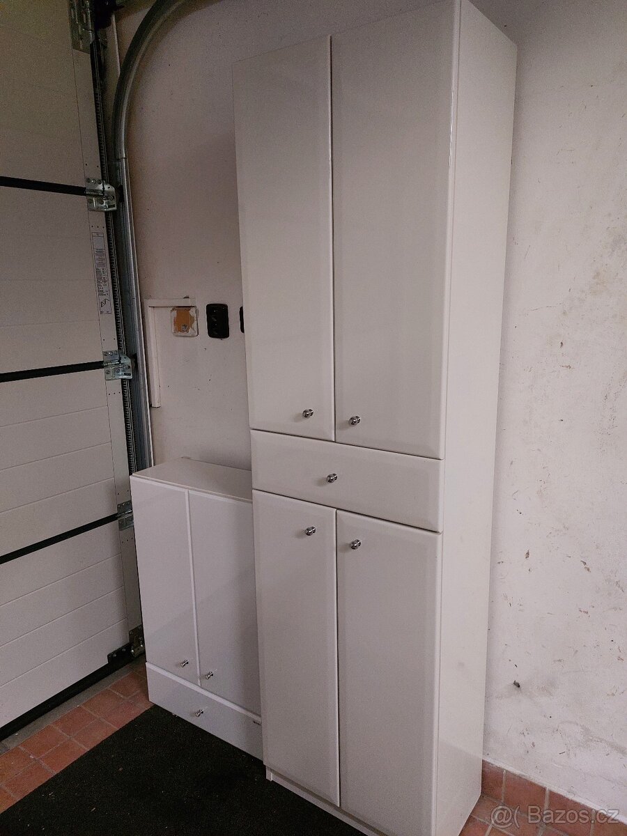 Dvě koupelnové skříňky, bílé - 2