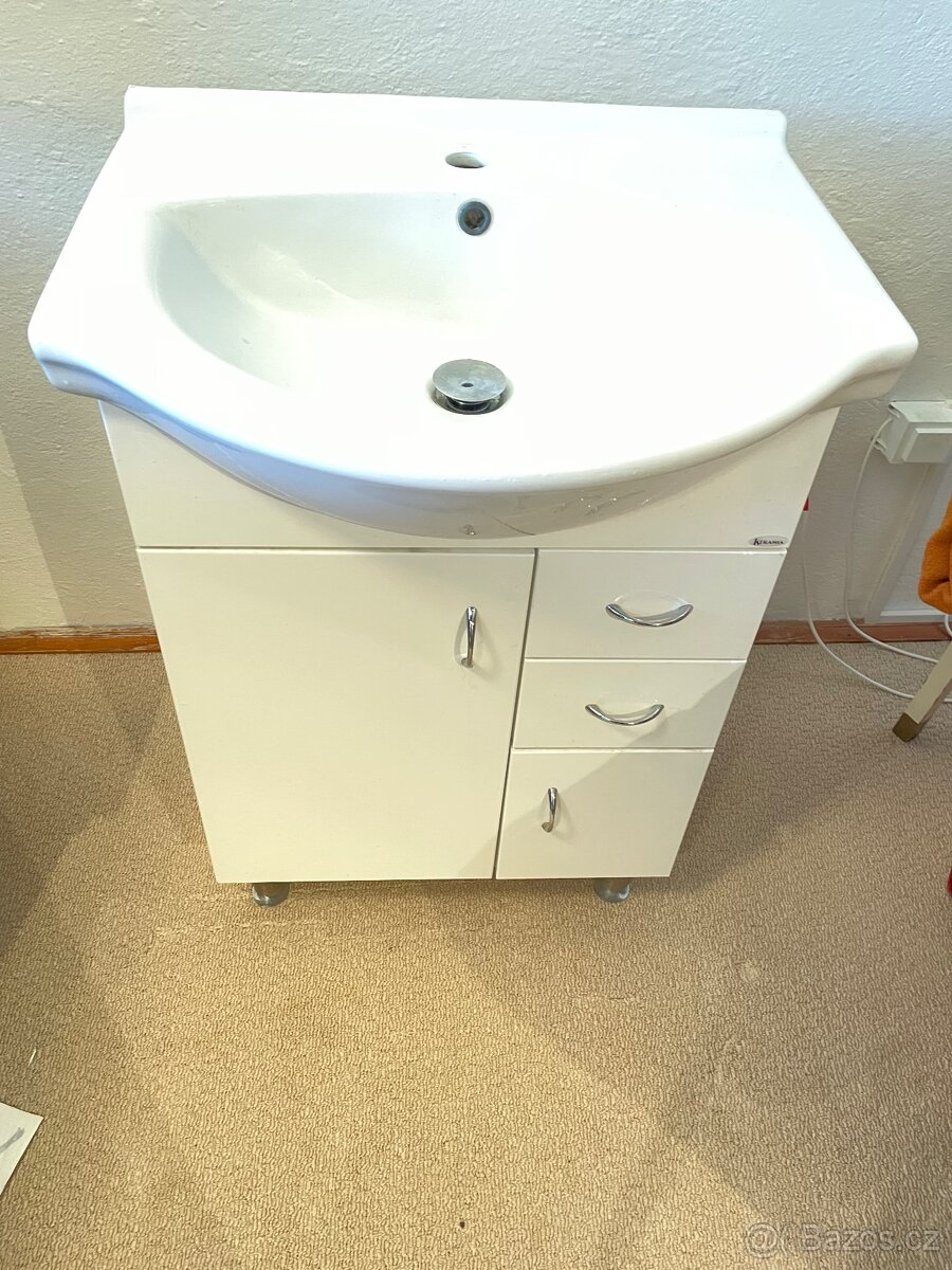 Koupelnová skříňka s umyvadlem - 2