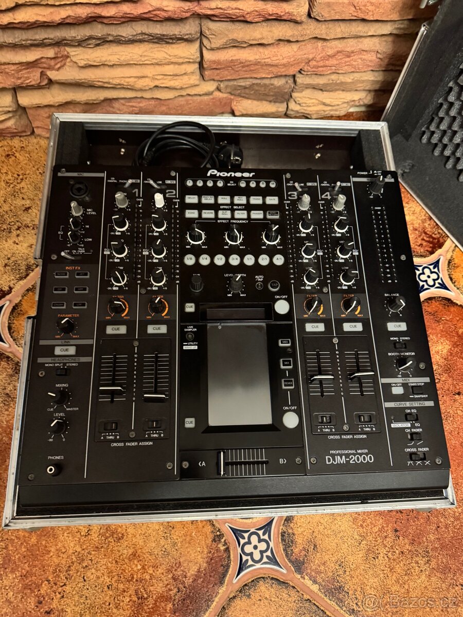 Mixážní pult Pioneer DJM-2000 - 2