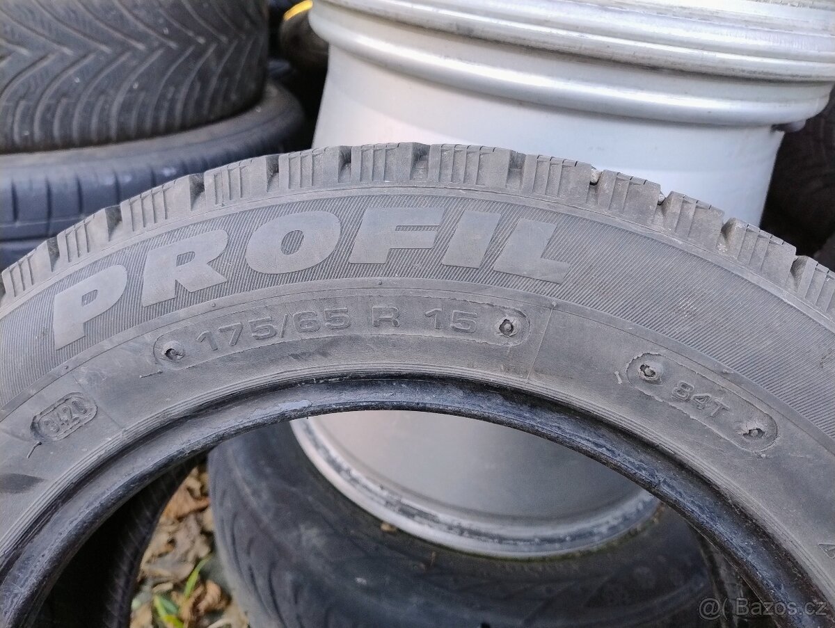 Krásné zimní pneu 175/65 R15 - 2
