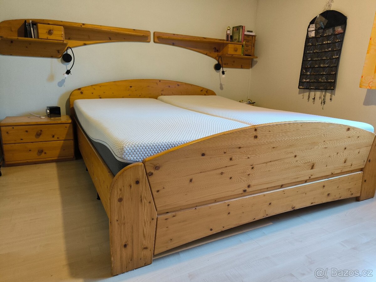 Manželské postele - masív smrk - včetně nočních stolků polic - 2