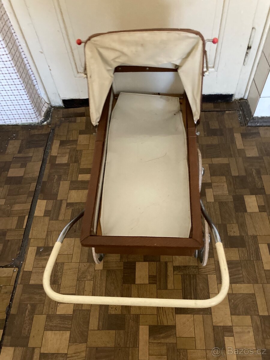 Starý kočárek pro panenky - 2