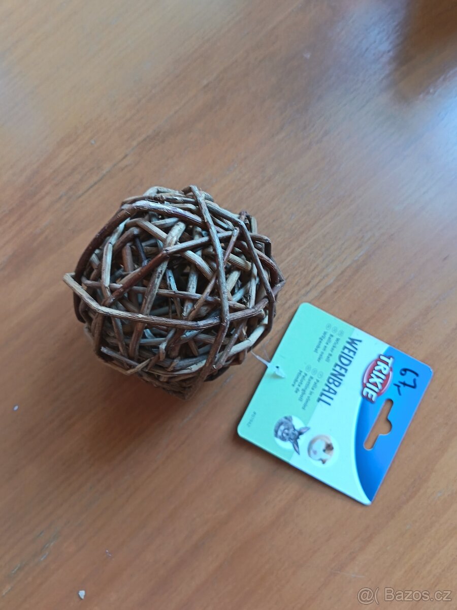 Hračka pro králíka. - 2