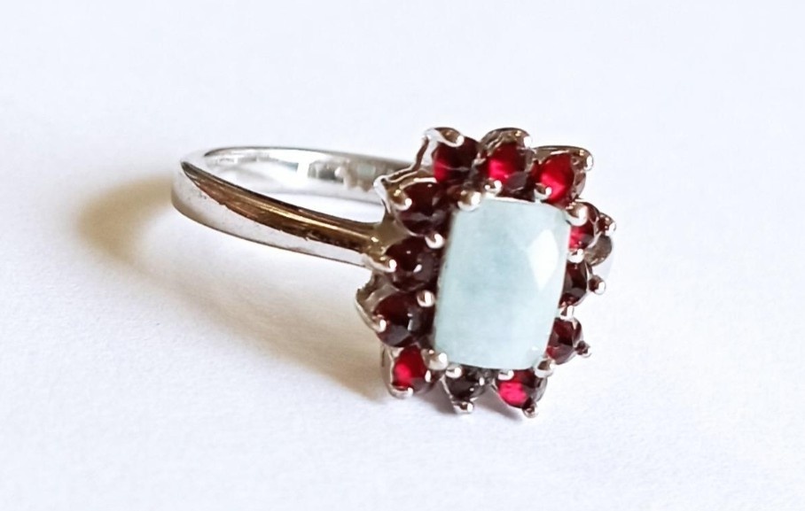 Nádherný stříbrný prsten s granáty. - 2