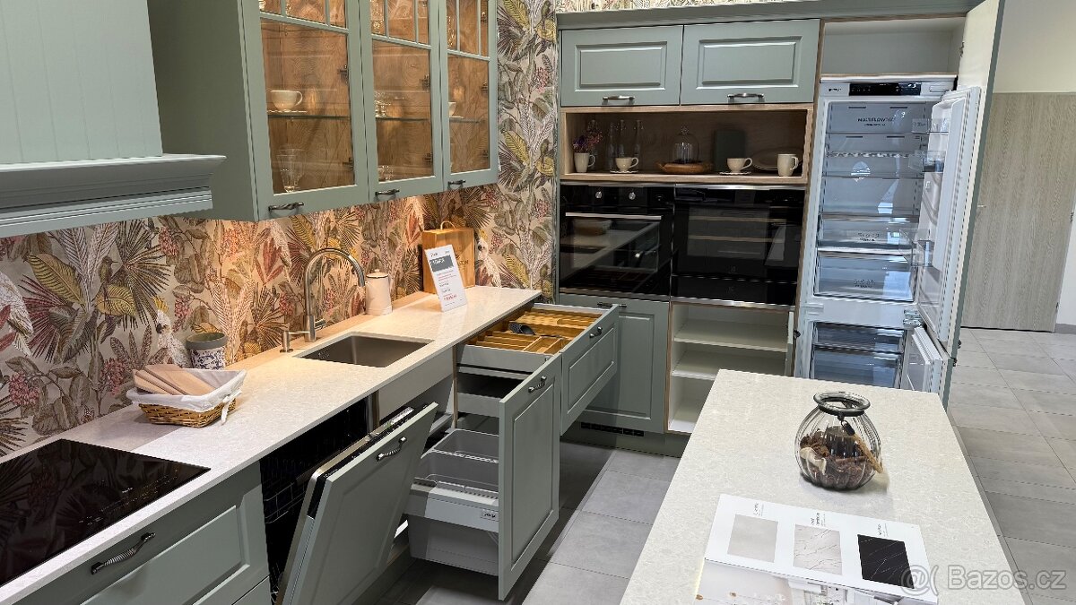Nová kuchyňská linka Oresi rohová, z expozice. - 2
