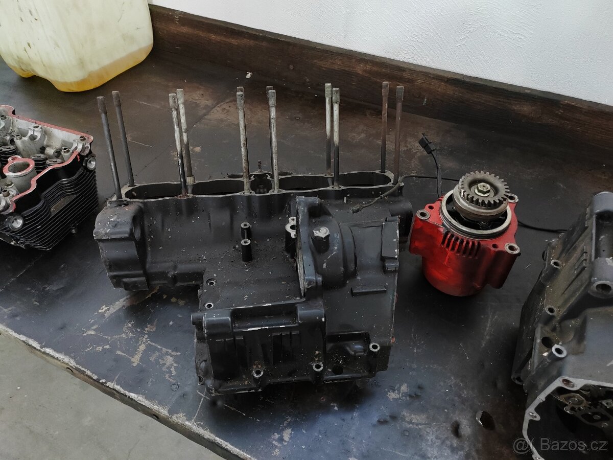 SUZUKI GSX-R 750 GR75A náhradní díly - 2