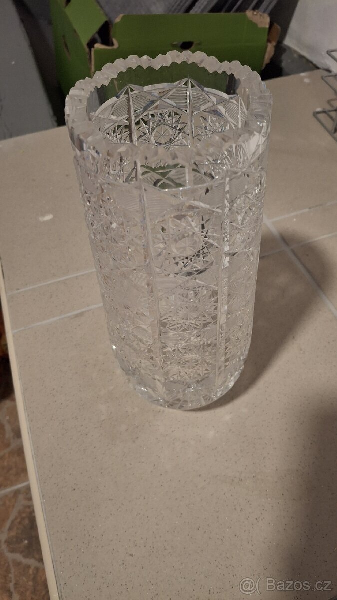Broušená skleněná váza - 2