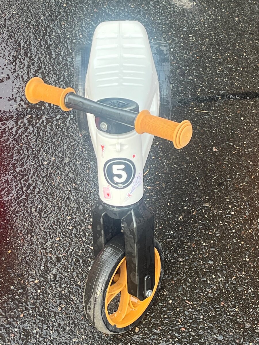 3 hračky - odrážedla + tříkolka - 2