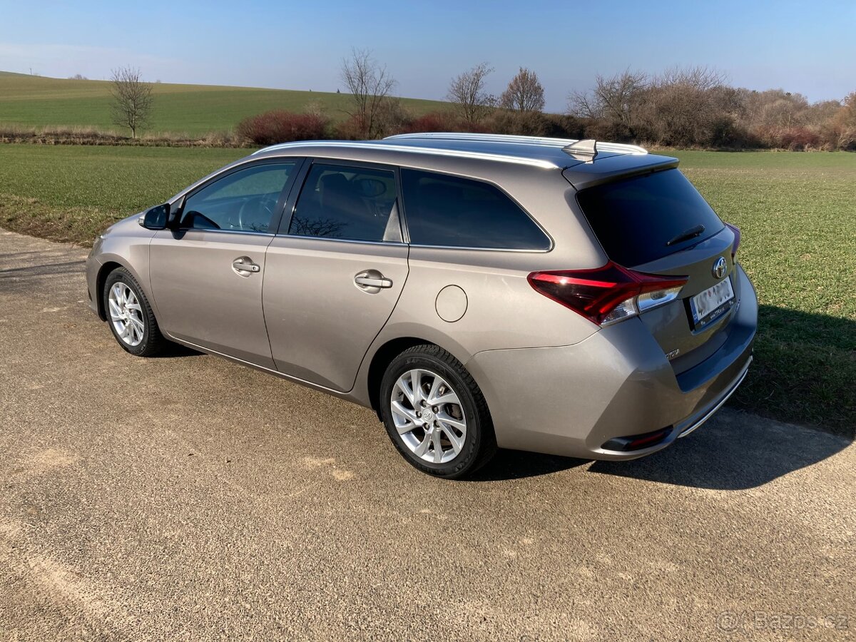 Toyota Auris 1,6 D kombi 82 KW - 2