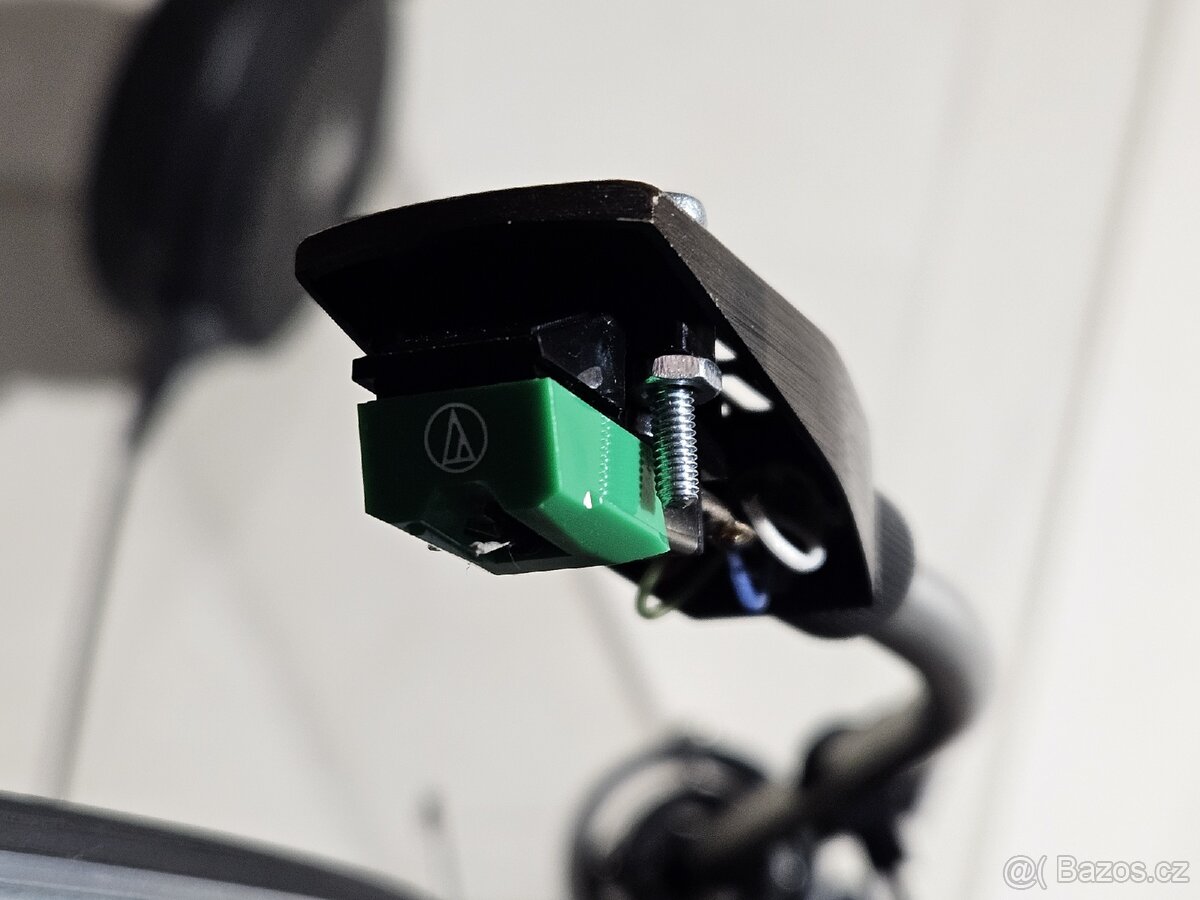 Sada čtyř šroubků a matek pro heasdshell gramofonu - 2