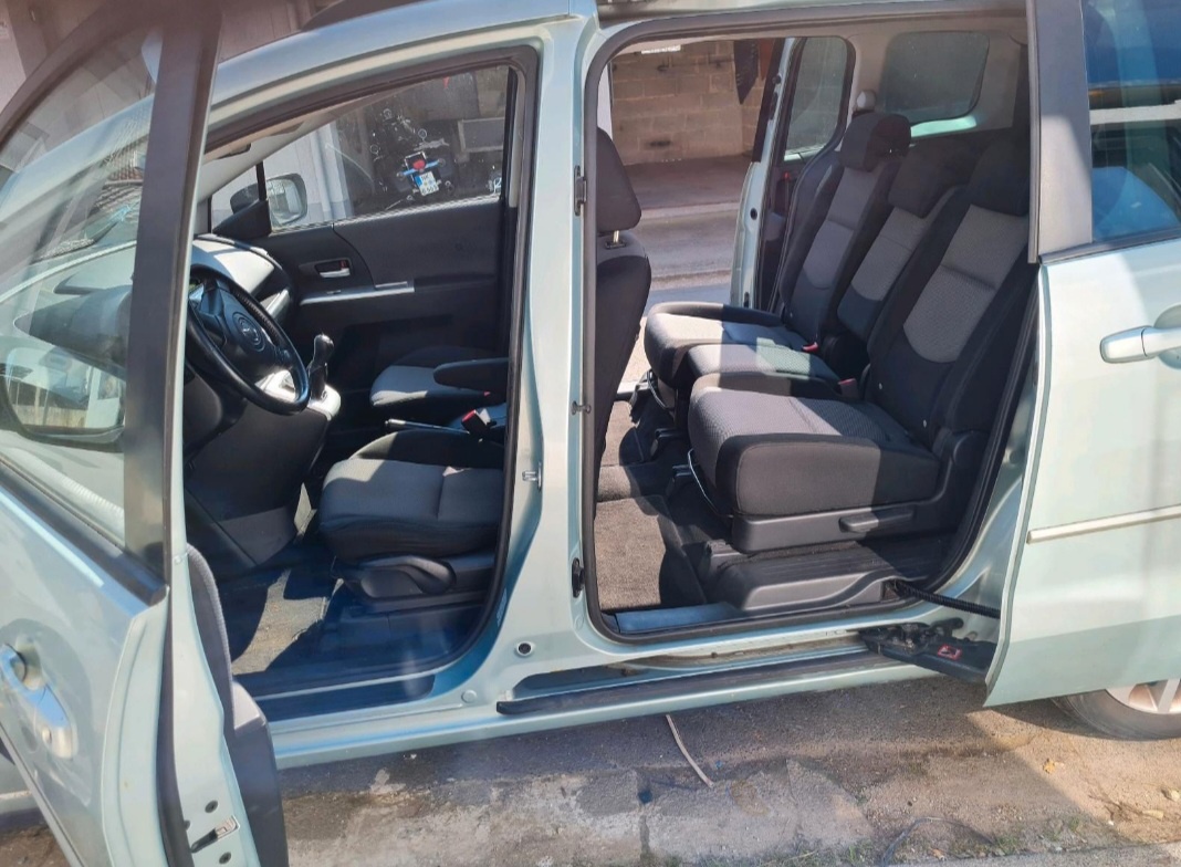 Prodám Mazda 5, 7mist, benzín. - 2