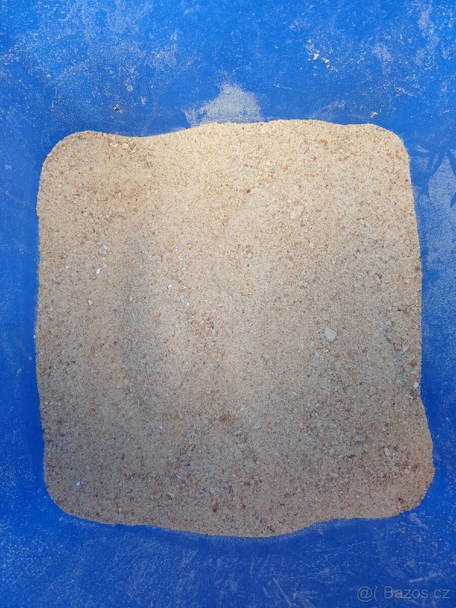 Šrotovaná kukuřice, chleba,skořápky. - 2