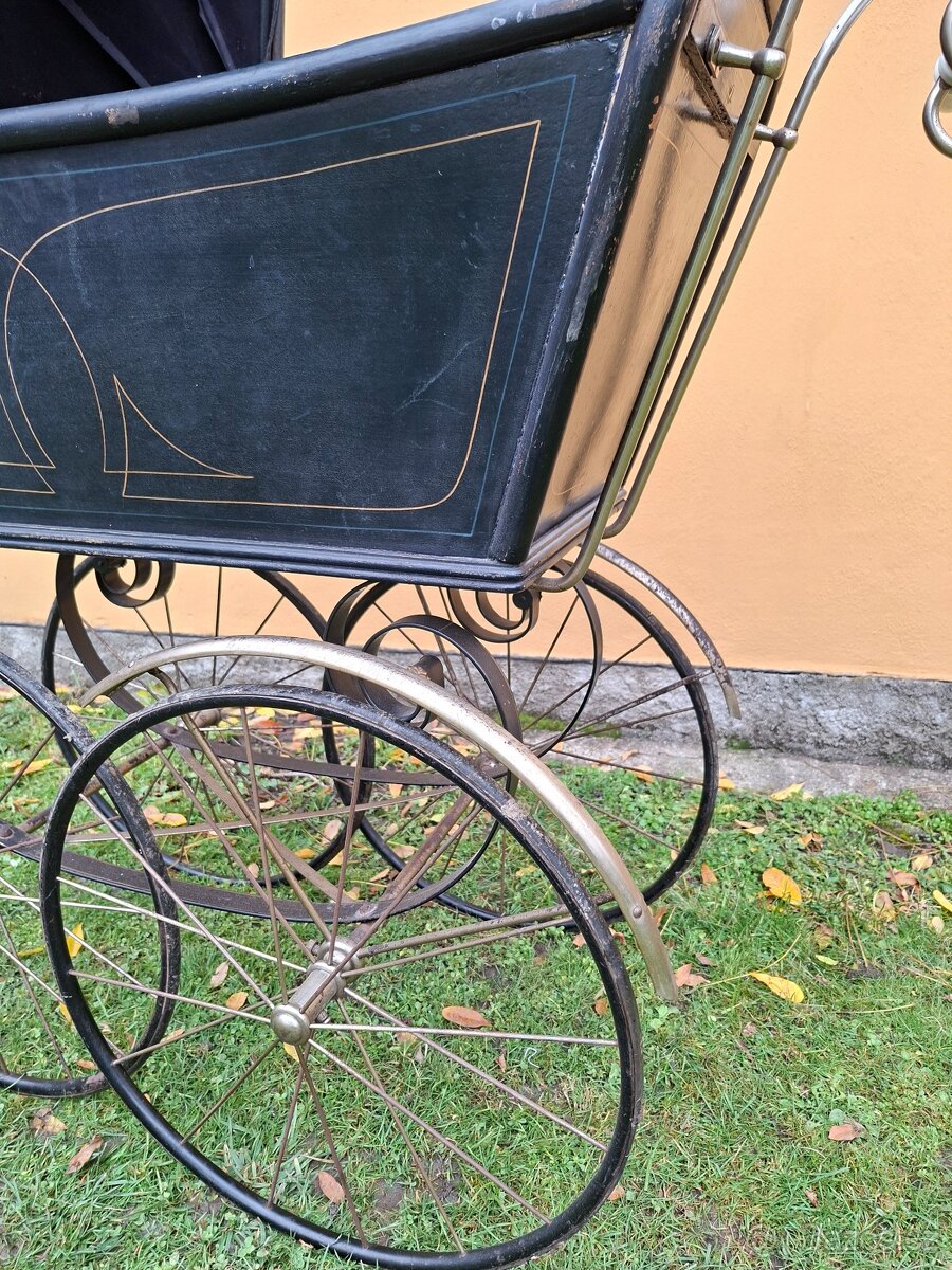 Starožitný kočárek pro miminko č. 633 - 2