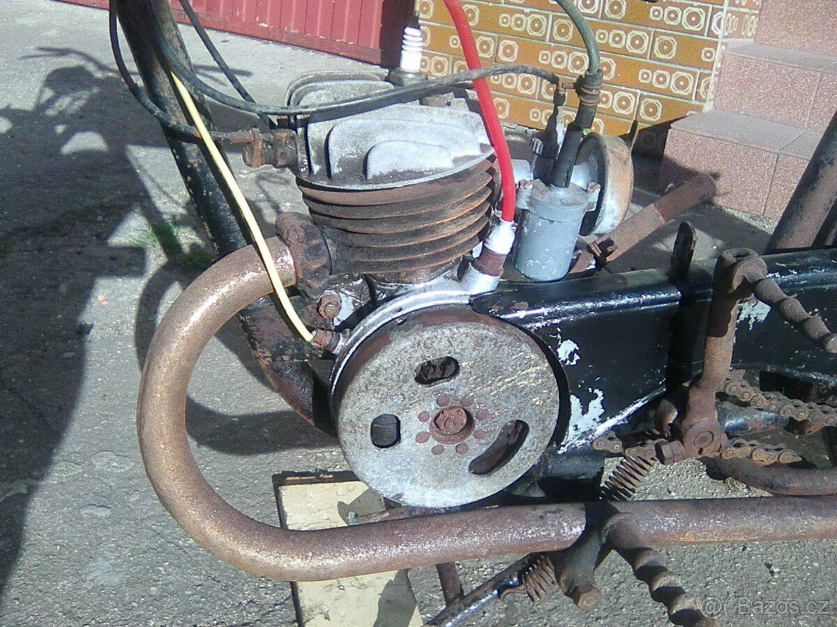 čz 98. Motor se točí. Nádrž nevyrezlá - 2