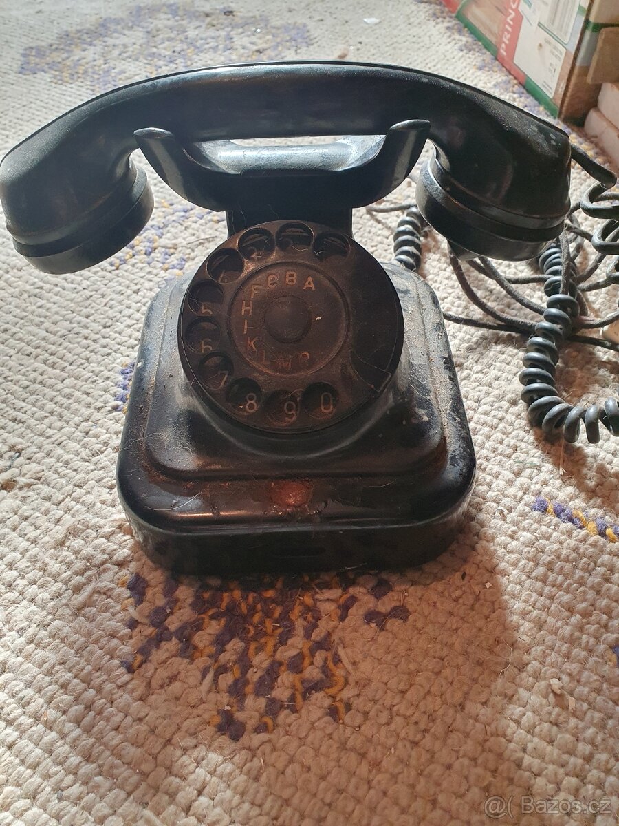 Stary retro telefon - 2