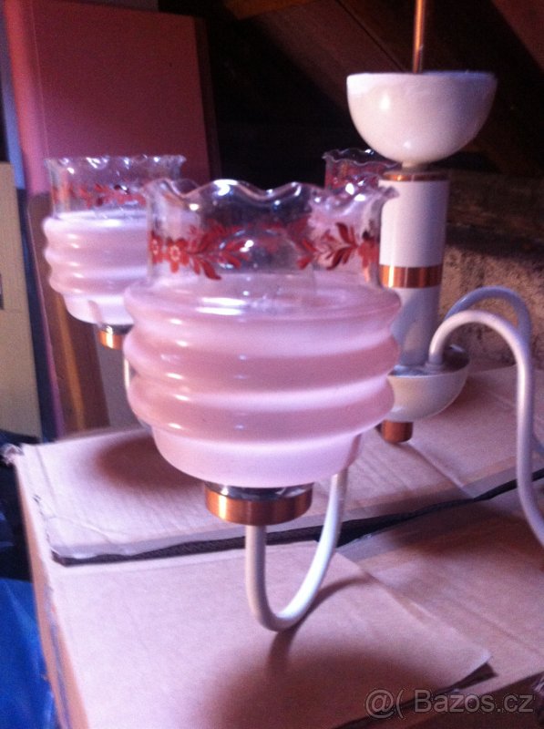 Růžový lustr- baňky sklo. - 2