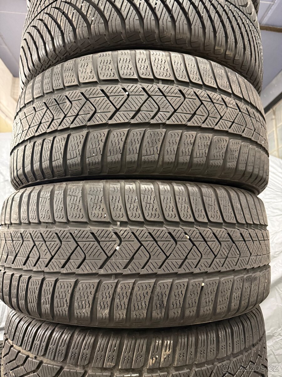 prodám zimní 235/45/18 Goodyear a Pirelli - - 2