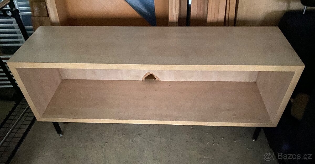 Kvalitní dřevěný stolek pod televizi,popř knihovnička. Levně - 2