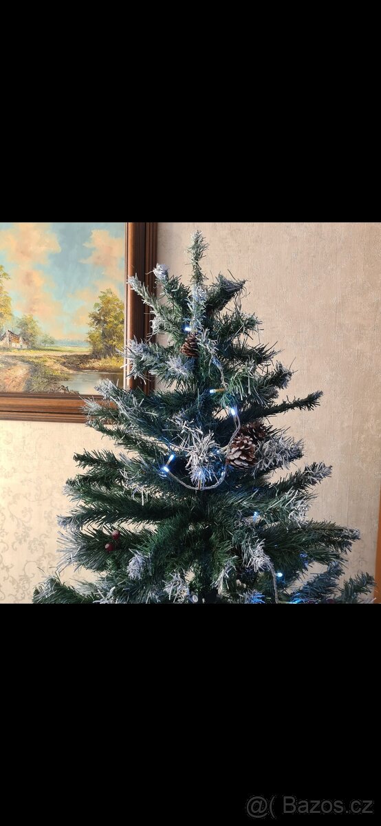 Prodej umělého vánočního stromečku. - 2