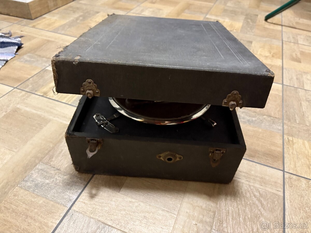 Kufříkový gramofon na kliku - 2