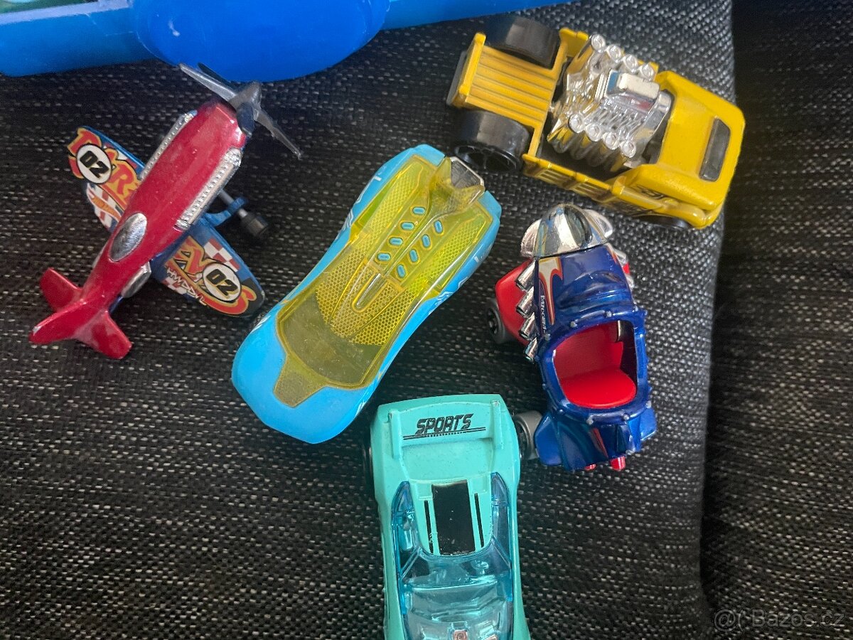 hot wheels v krabici - 2