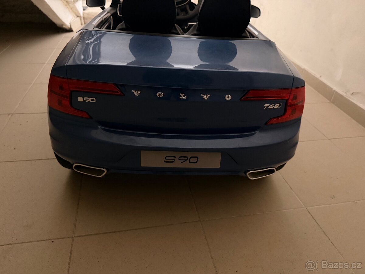 Elektrické autíčko Volvo. - 2