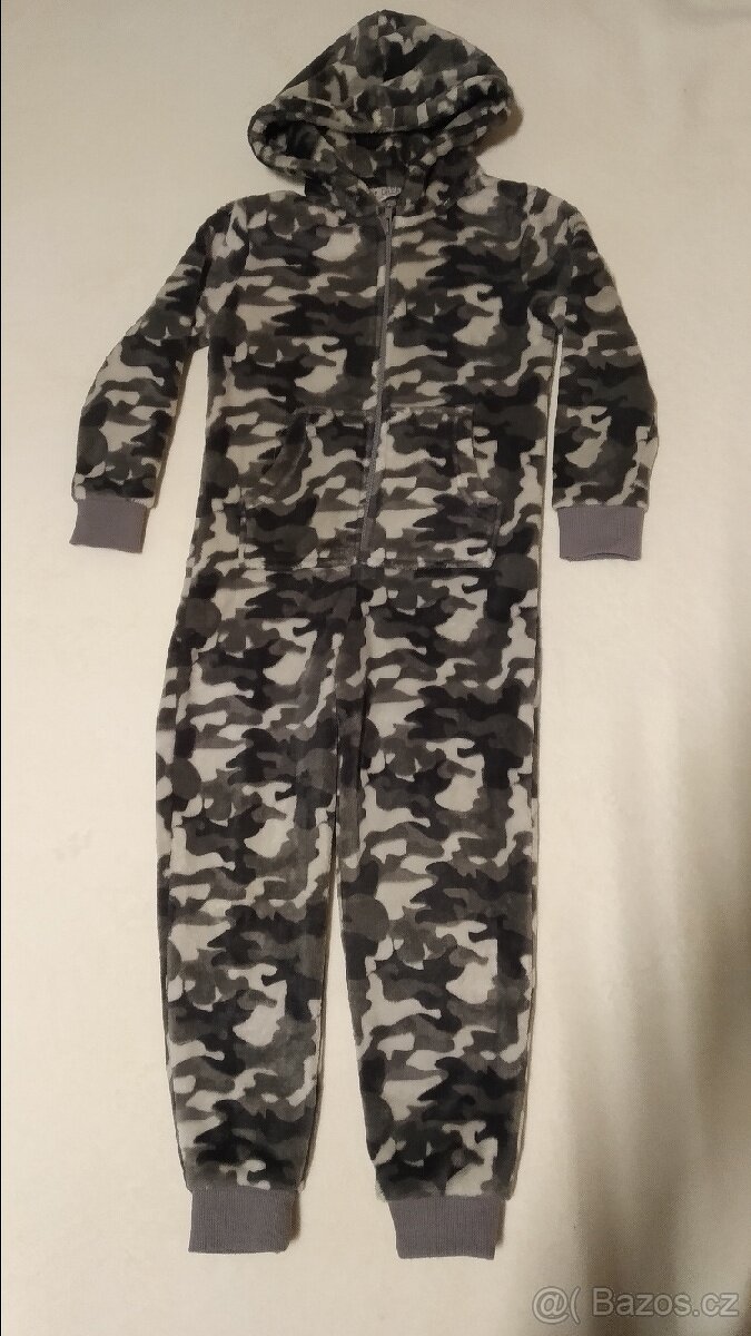 Maskáčový dětský domácí overal
- 2
