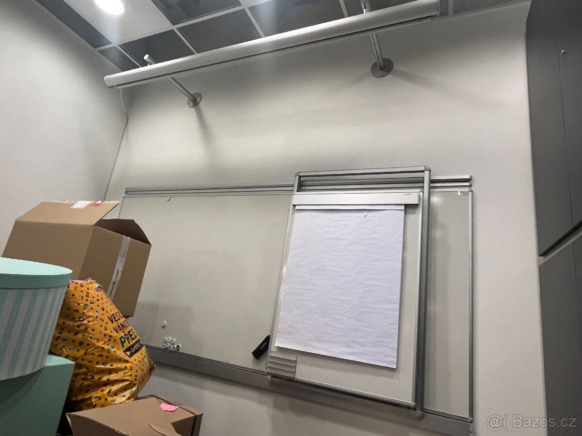 Magnetická tabule a projekční plátno - 2