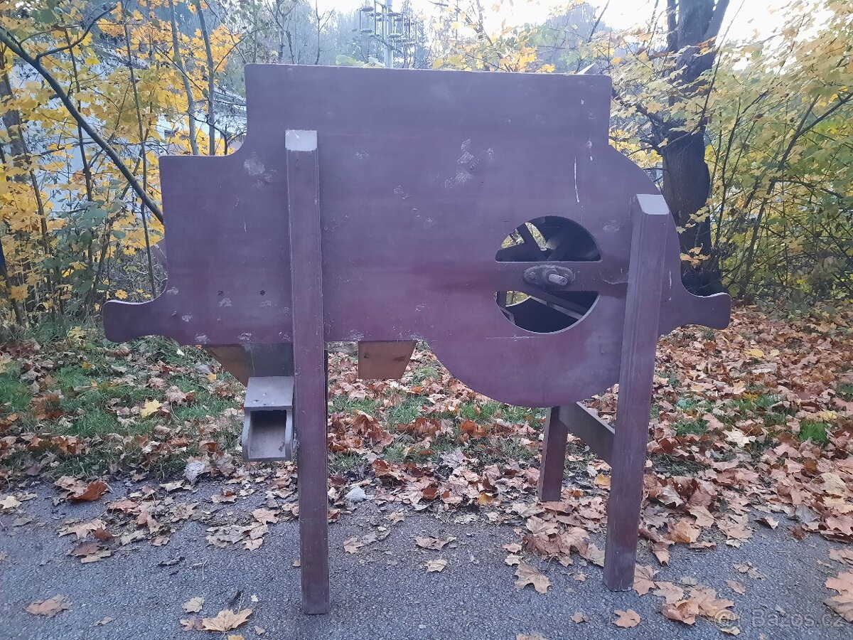 Vítr - starožitný zemědělský stroj - 2