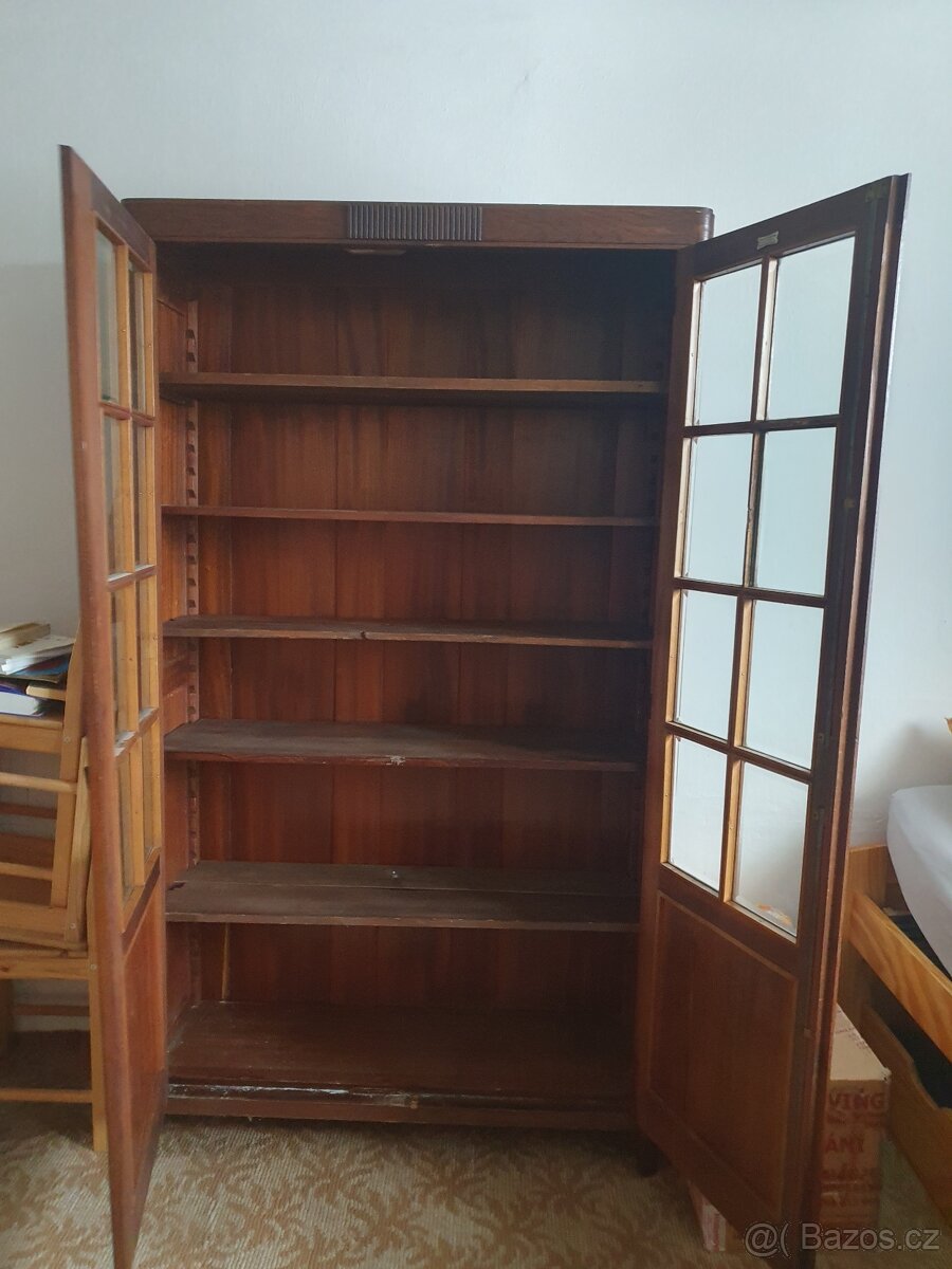 Starožitná prosklená skříň - 2