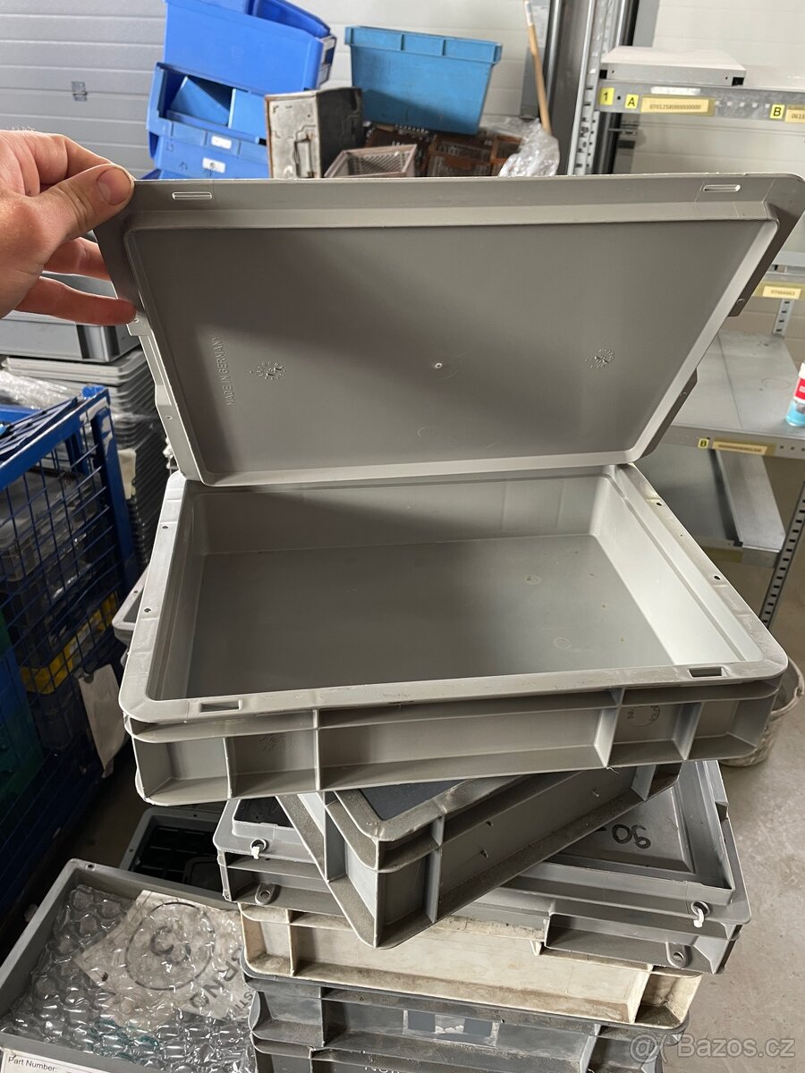 Různé plastové bedny/ krabičky - 2