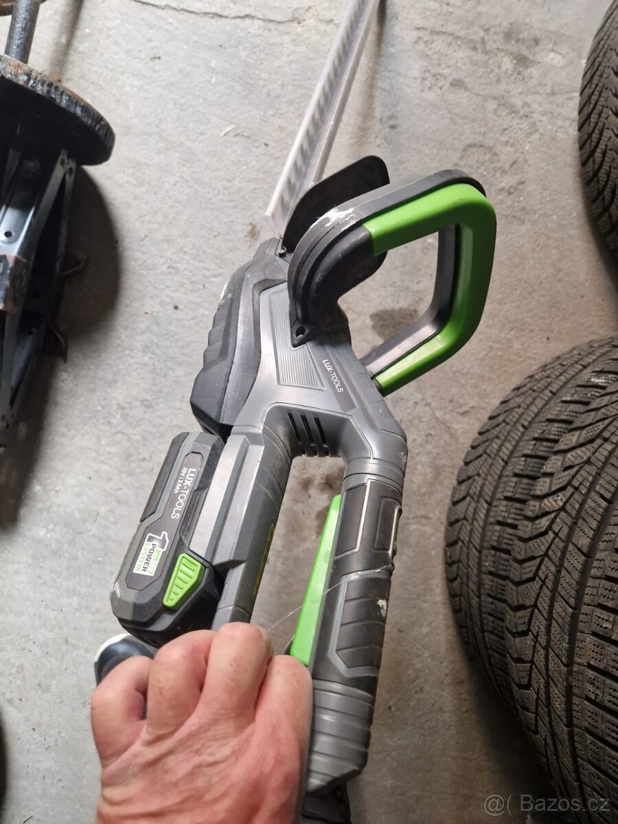 Prodám aku nůžky na živý plot +aku nabíječku - 2