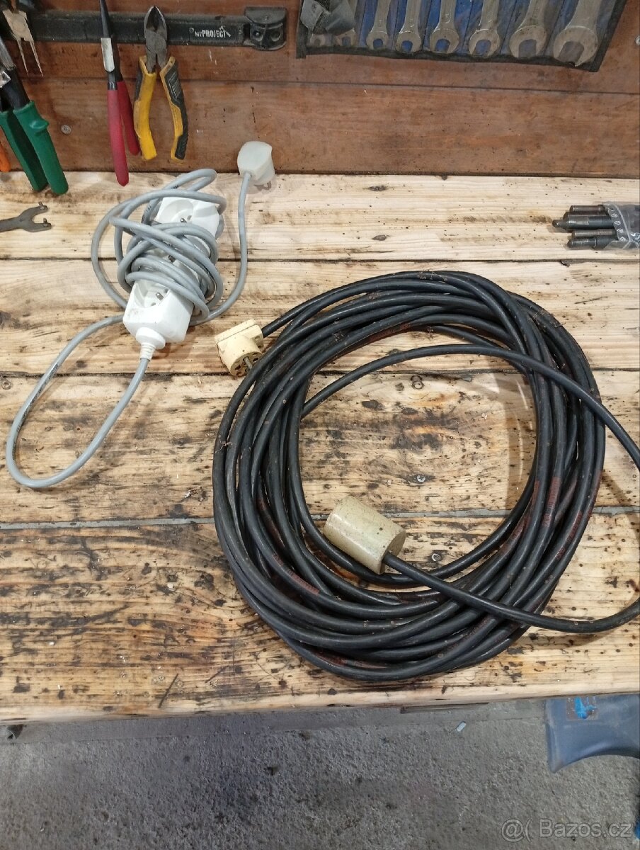 Vybavení dílny. Nabíječka, hasicí přístroj, pila - 2