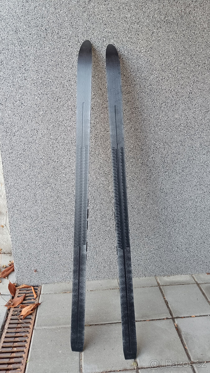 Prodám dětské běžky se šupinami Sporten, délka 120 cm - 2