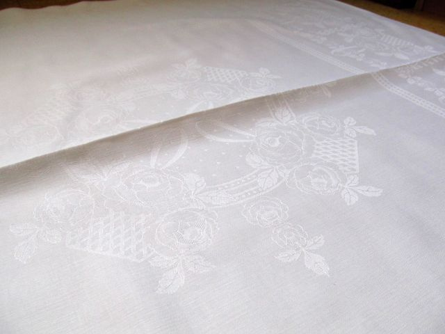 Čistě bílý vintage damaškový ubrus vzor růže - 2